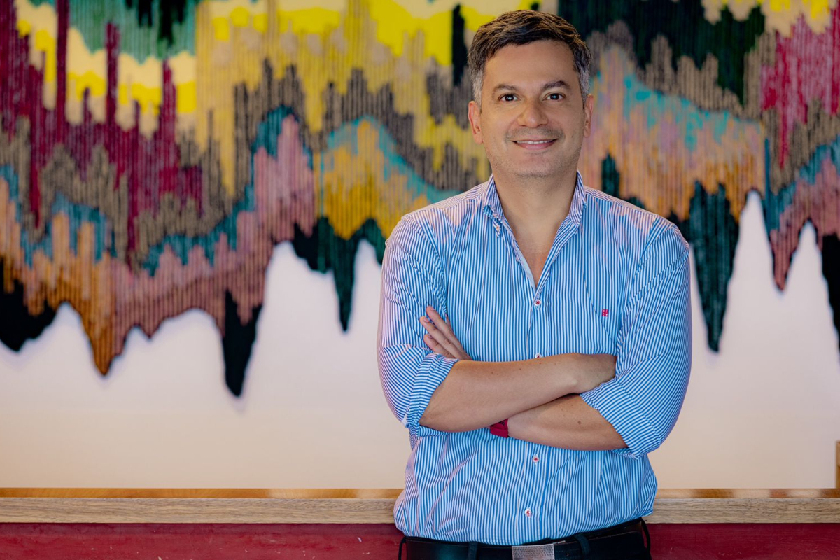 Profesor de Arquitectura UniCosta brinda conferencia en el IMED de Brasil y recibe dos distinciones